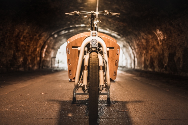 Vélo cargo à l'arrêt dans un tunnel