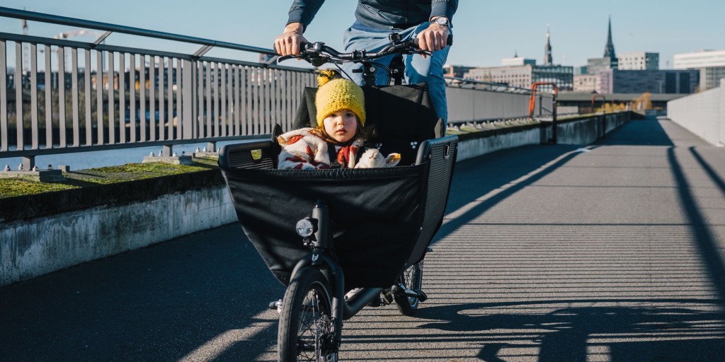 Cargobike muli avec un enfant à l'intérieur