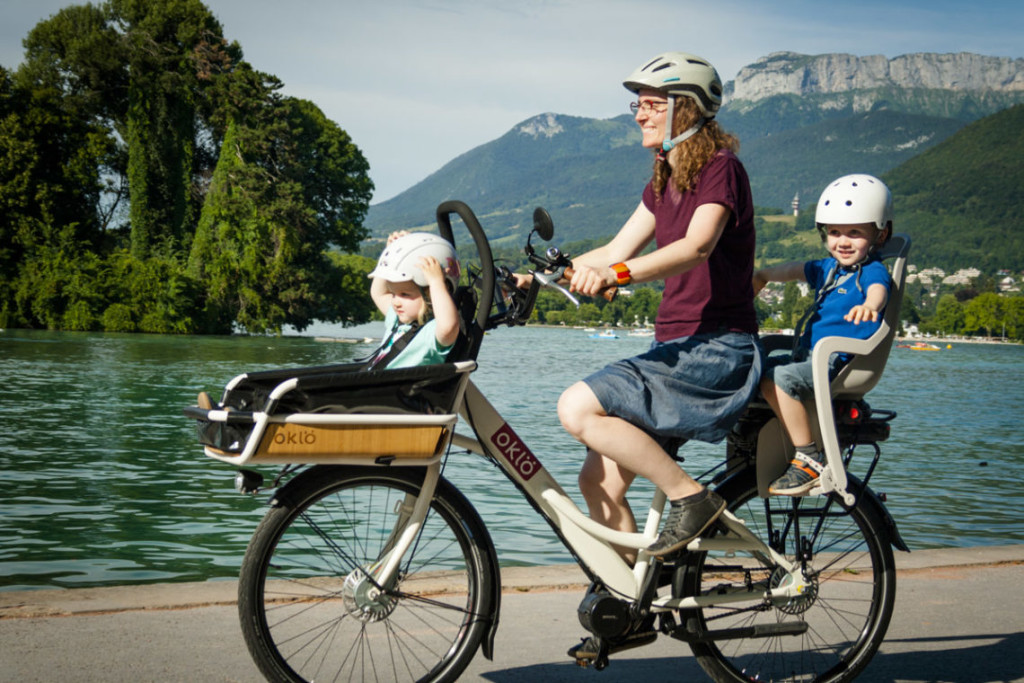 Maman et ses deux enfans sur un vélo cargo Oklö 